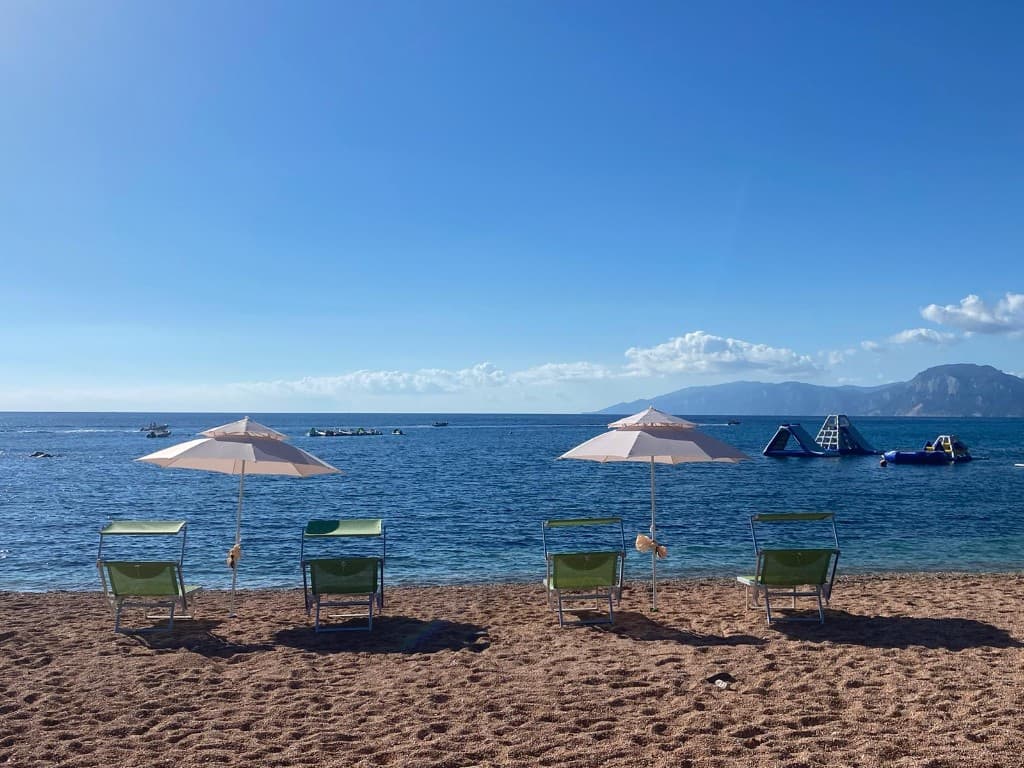Noleggio lettini e ombrelloni a Cala Gonone — Spiaggia Rosa